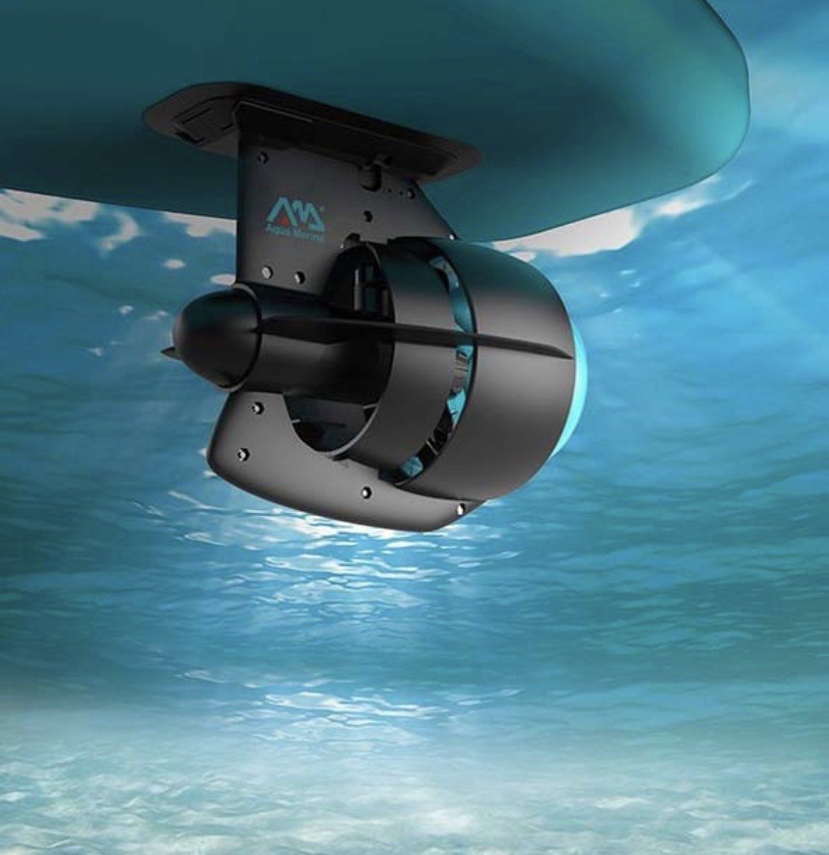 Le moteur électrique fixé sous la planche, vu sous l'eau