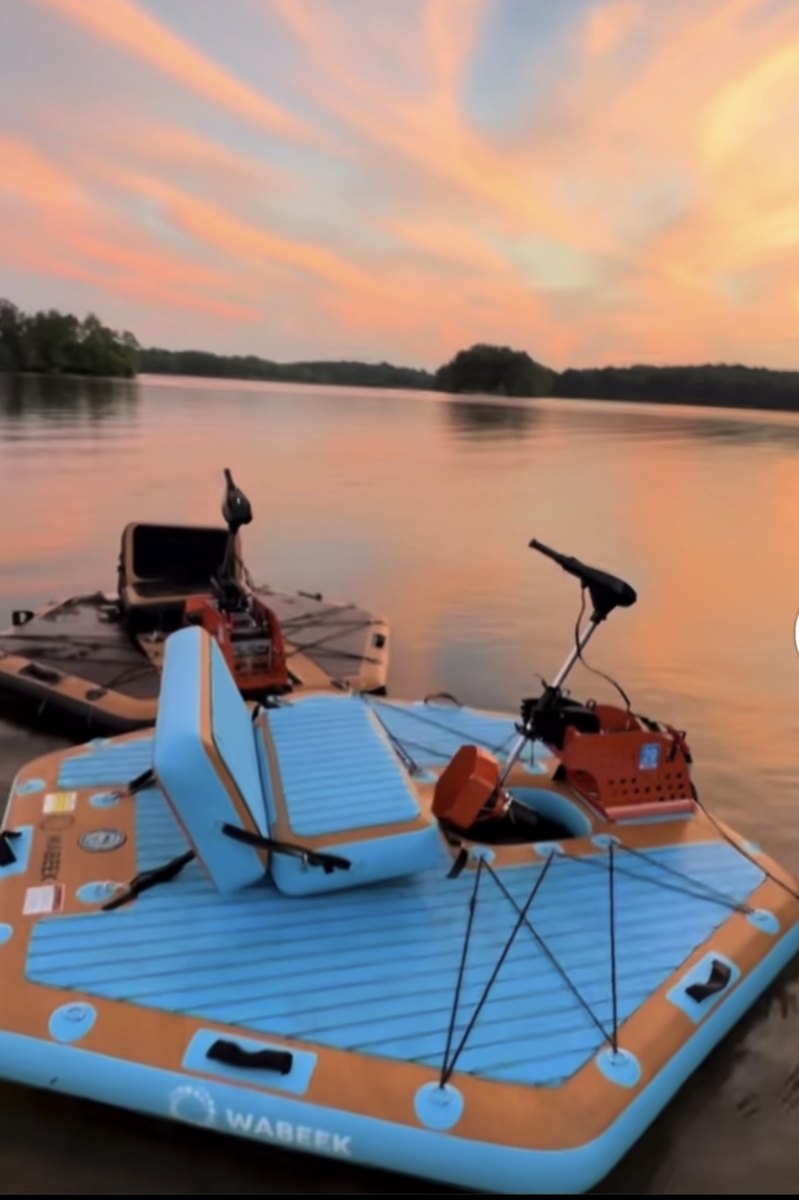 Plateforme flottante motorisée avec siège, au couchant