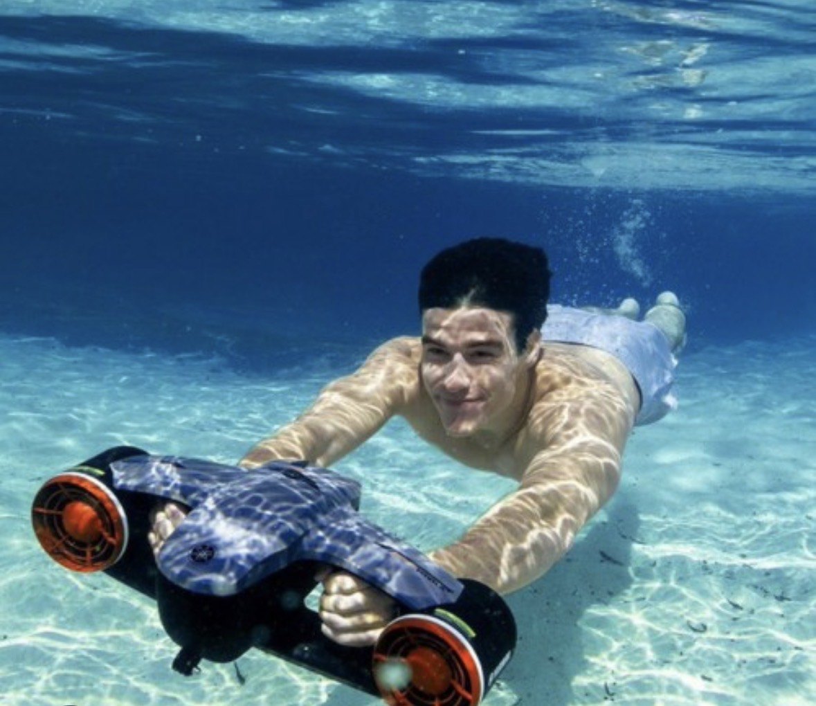 Propulseur aquatique sous-marin tracté par un nageur
