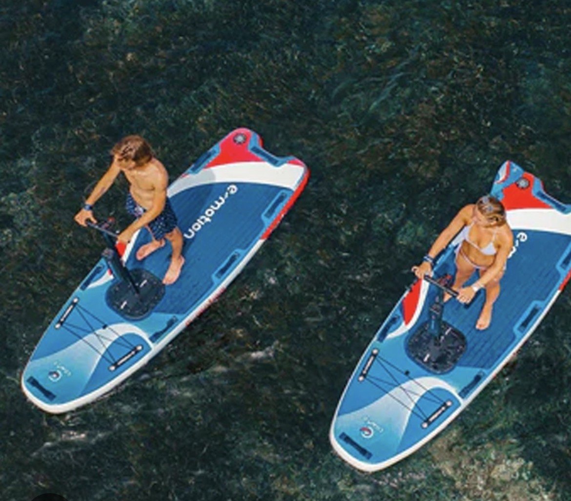 Deux paddles électriques Volt Location vus du ciel sur une eau claire